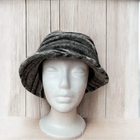 Winter Wool Hat - Picture 3 of 5